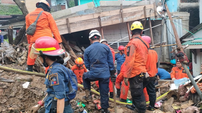 Proses pencarian korban longsor di Bogor