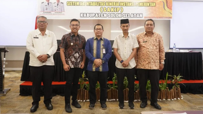 Foto Bersama Pejabat Pemkab Solsel Dengan Perwakilan Kemenpar RB