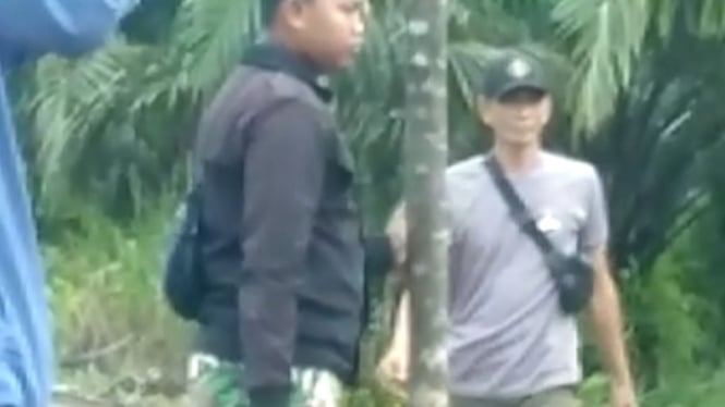 Pria gunakan celana loreng bongkar teras pondok di Rasau Jaya