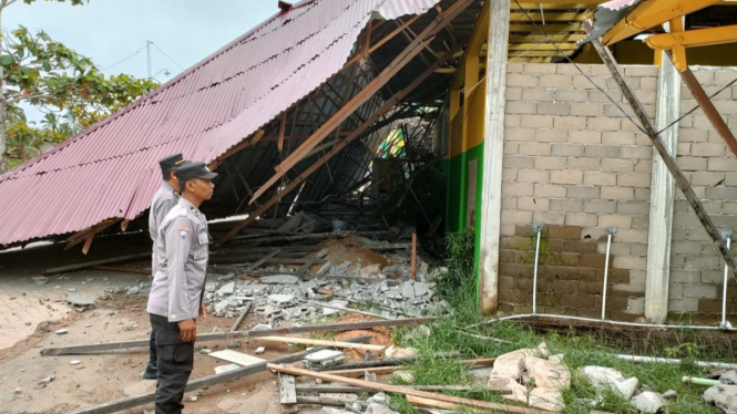 Asrama Putri Pondok Pesantren Madrasatul  roboh dihantam angin