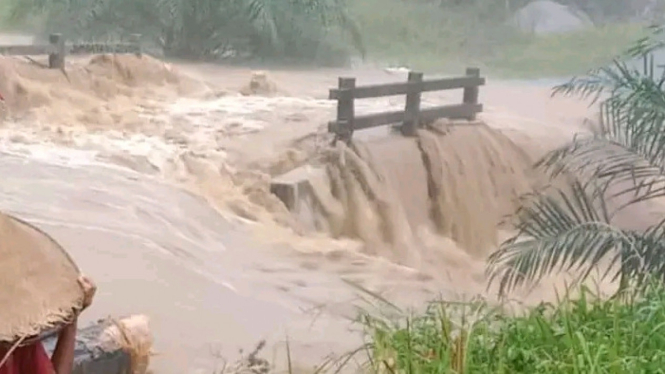 Banjir bandang terjang Desa Andeng Kabupaten Landak