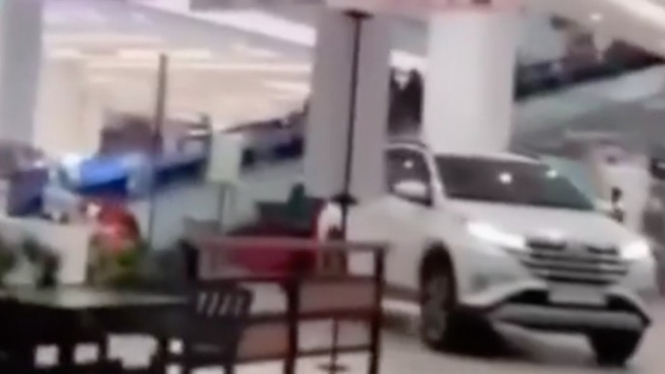 Tangkapan Layar Mobil Nekat Masuk Area Mall Transmart Padang