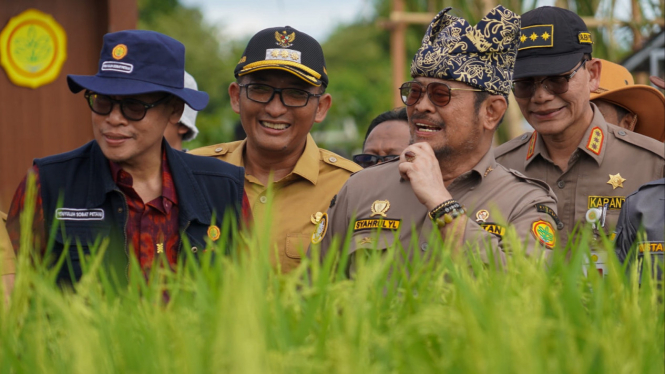 Walikota Padang (tengah) bersama Mentan Syahrul Yasin Limpo
