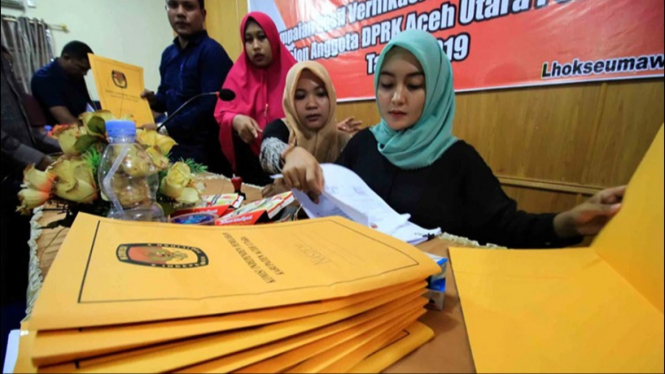 Verifikasi kelengkapan admintrasi bacaleg di kantor KIP Aceh