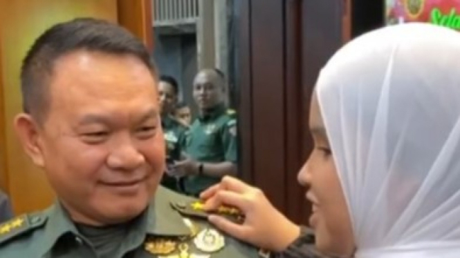 Putri Ariani saat Menghitung Pangkat Jenderal TNI Dudung Abdurachman