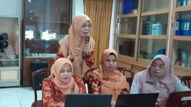 Anggota DWP Kota Padang  Mengikuti pelatihan e-Reporting