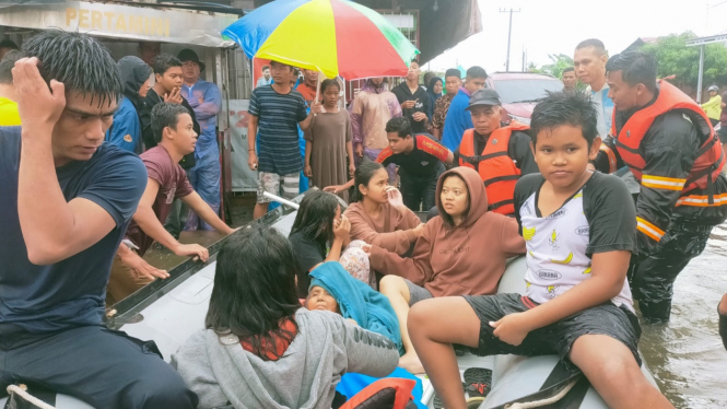 Evakuasi Korban Banjir Padang