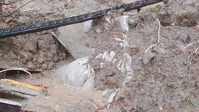 Kondisi kuburan di Padang yang terdampak longsor