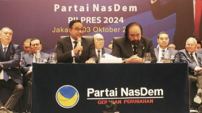 Anies Baswedan (kiri), bersama ketua Partai Nasdem Surya Paloh (kanan)