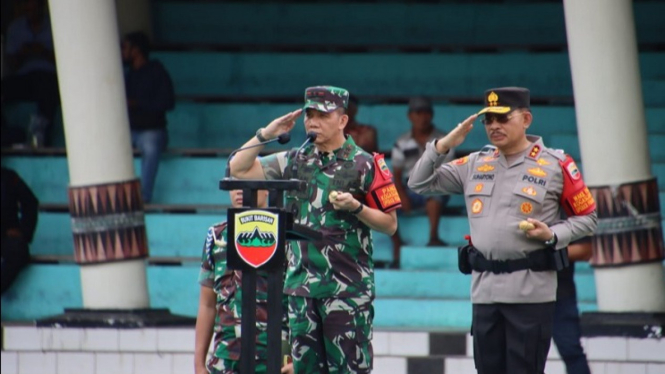 Irjen Pol Suharyono (kanan) bersama Mayjen TNI Mochammad Hasan (kiri)