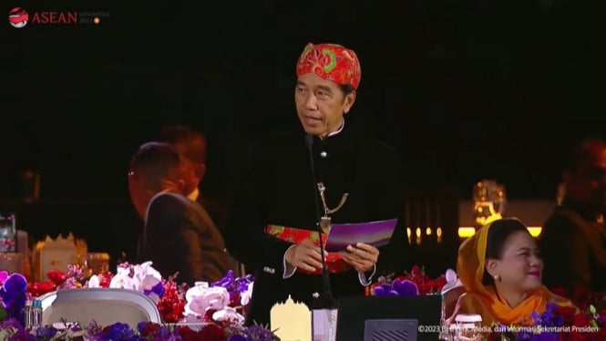 Jokowi dan Ibu Iriana tampil dalam busana tradisional Abang-None