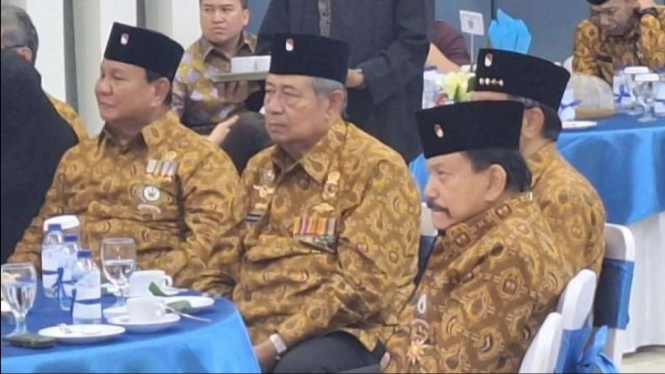 Prabowo Subianto, nampak duduk bersebelahan Susilo Bambang Yudhoyono.