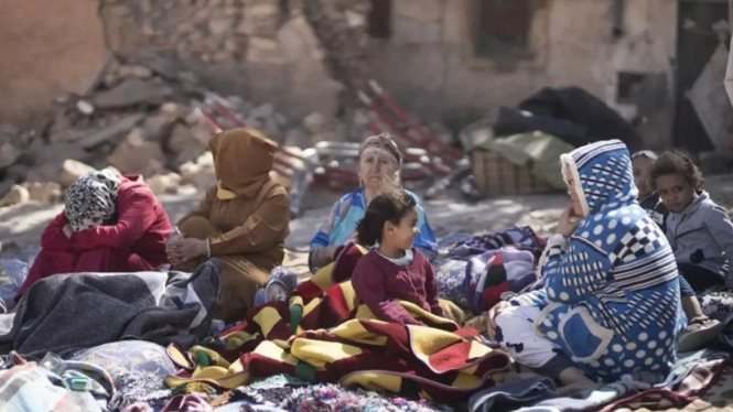 Penyintas gempa di Maroko menginap di luar rumah mereka yang hancur.