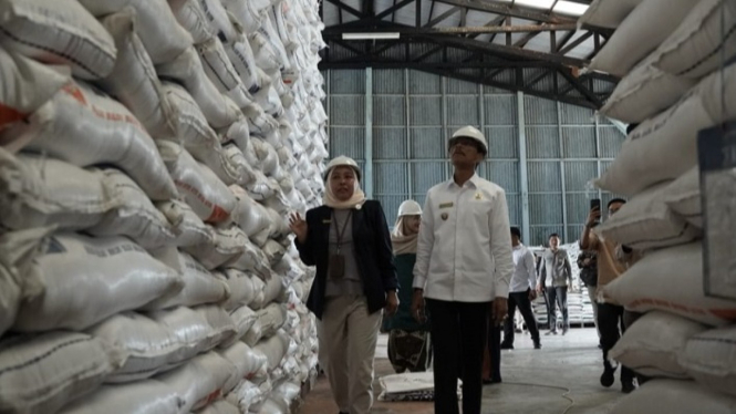 Bupati Safaruddin meninjau stok beras di Gudang Bulog Tanjung Pati.