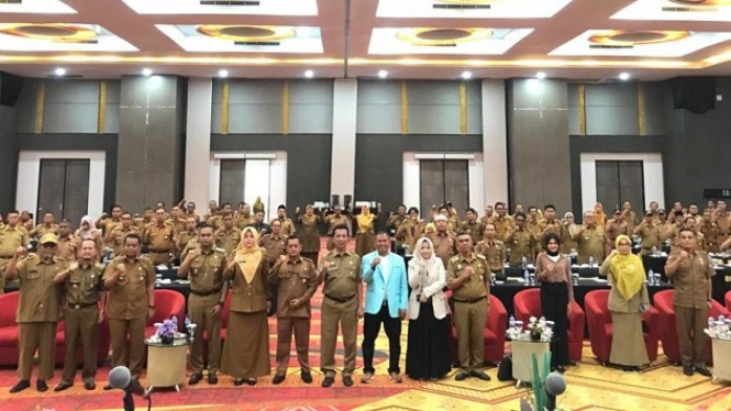 Wako Padang membuka pelatihan public speaking 104 lurah.