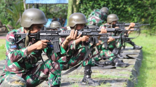 Prajurit Marinir Latih Kemampuan Tembak di Jayapura