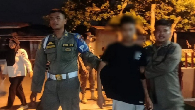 Petugas Satpol PP Padang mengamankan pelaku pungli di Pantai Padang