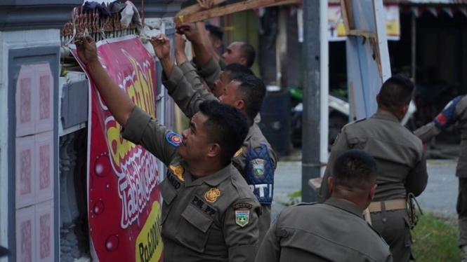 Ratusan baliho ilegal ditertibkan Satpol PP Padang Panjang