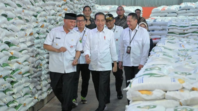 Presiden Jokowi Didampingi Gubernur Mahyeldi Cek Stok Bulog Sumbar