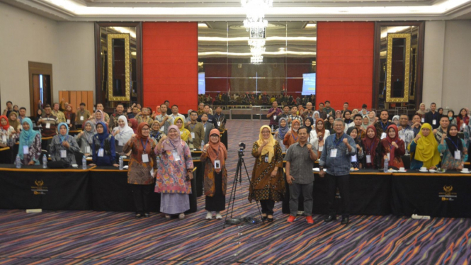 Guru dan tenaga kependidikan di Indonesia