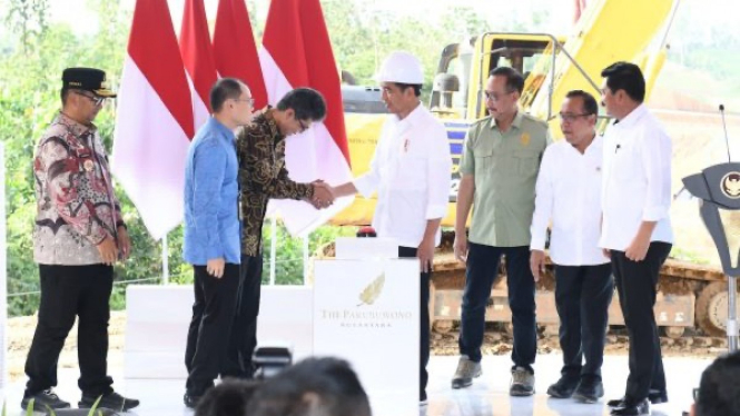 Presiden Jokowi (tengah)