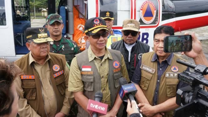 Kepala BNPB Suharyanto (tengah)