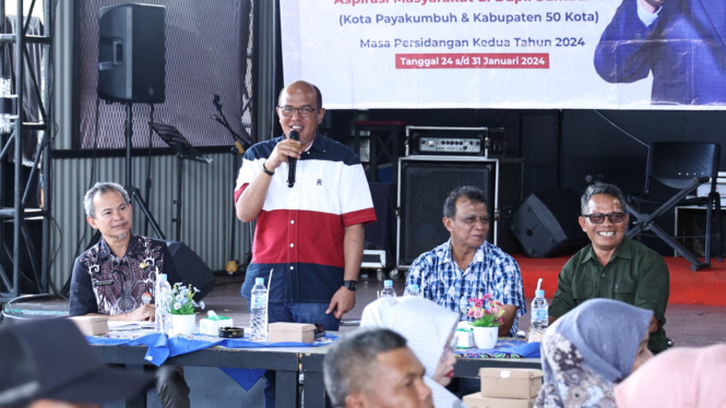 Ketua DPRD Sumatera Barat, Supardi (tengah)