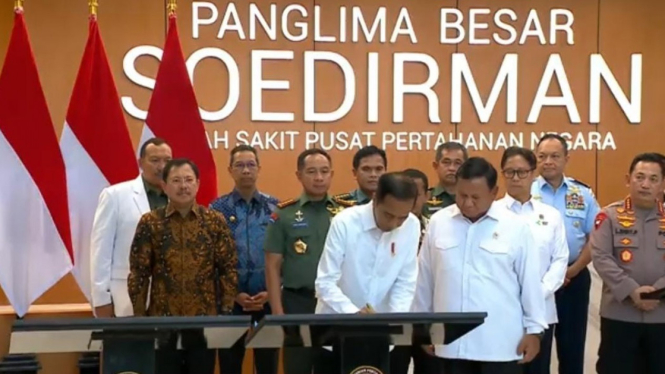 Presiden Joko Widodo (tengah)