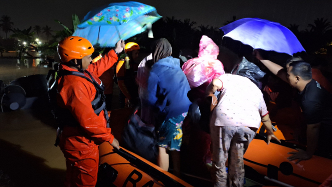 Proses evakuasi warga Padang yang terjebak banjir