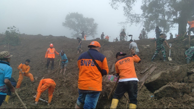 Proses pencarian dan evakuasi korban tanah longsor Tana Toraja