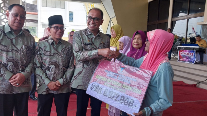 Pemberitan bantuan bagi lansia di kota Padang