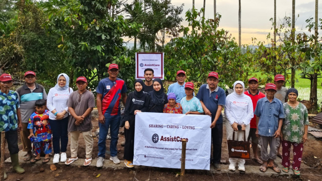 Bantuan rumah dari AssistCare Indonesia untuk Nenek Nurbaina.