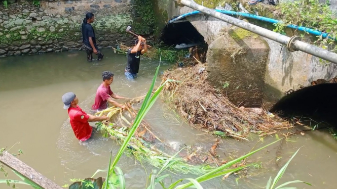 Warga bersihkan gorong-gorong jembatan di Pasar Rabaa