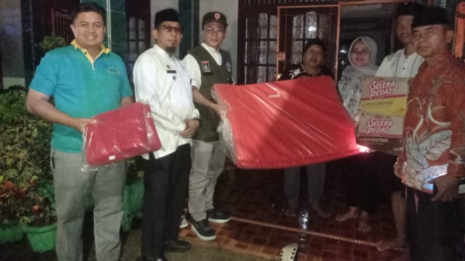 Kepala BPBD Kota Padang serahkan bantuan kepada warga terdampak