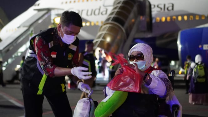 Jamaah Haji usai turun dari pesawat Garuda Indonesia