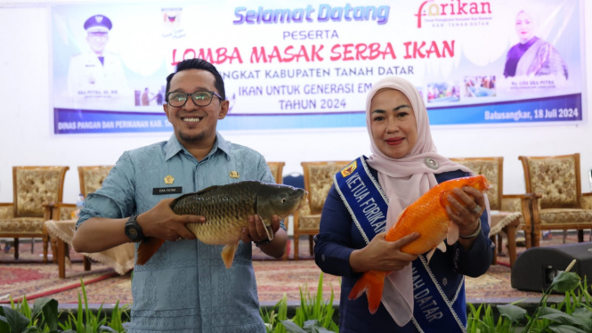 Bupati Tanah Datar Eka Putra bersama Istri Ny. Lise Eka Putra