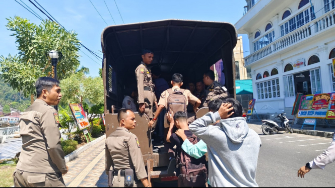 Belasan pelajar diamankan Satpol PP Padang