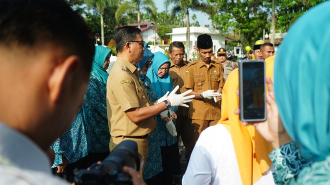 Bupati Solok Selatan, Khairunas (tengah)