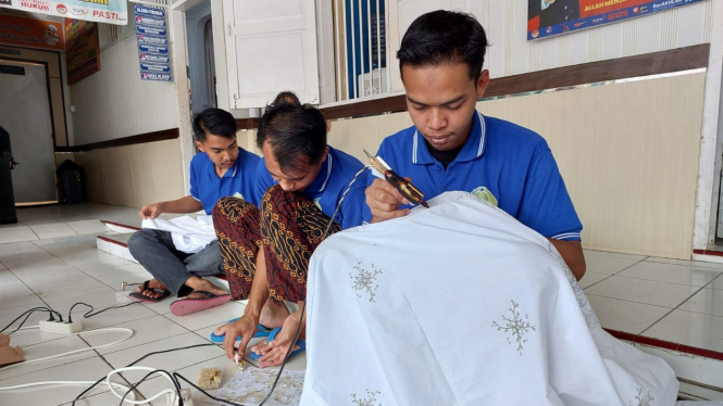 Warga Binaan Pemasyarakatan Lapas Sulili saat membatik