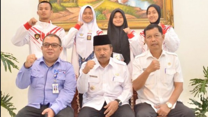 Bupati Agam bersama anggota paskibra asal Agam