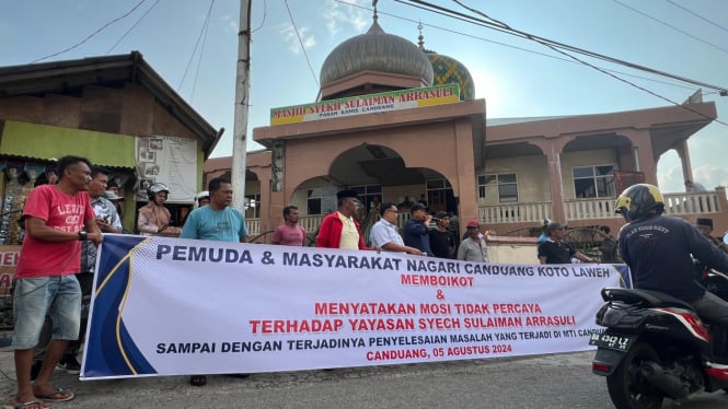 Warga Canduang Koto Laweh bentang spanduk boikot