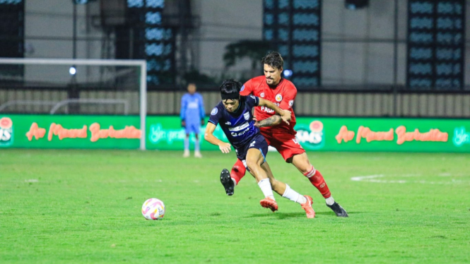 Pemain Semen Padang FC saat berduel dengan pemain Borneo FC