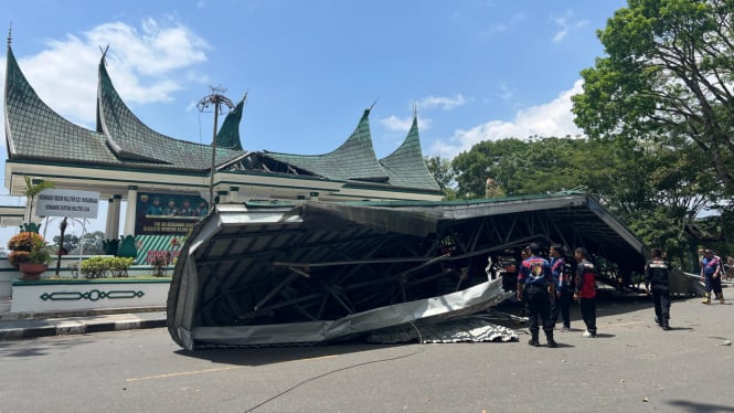 Atap Podium Lapangan Kantin Yang Rusak Akibat Angin Kencang