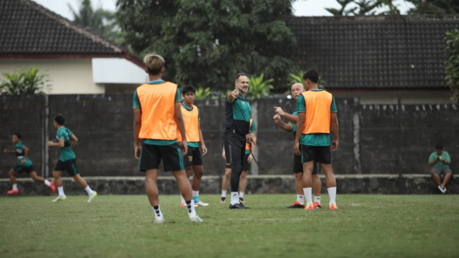 Pemain PSS Sleman jalani latihan ringan usai laga perdana