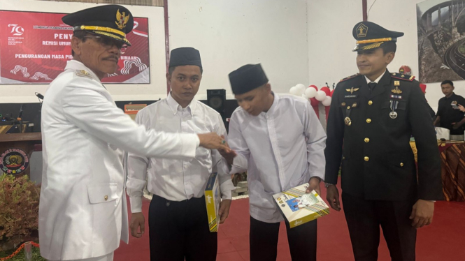 Bupati Safaruddin didampingi Kalapas Suliki Kamesworo Serahkan Remisi