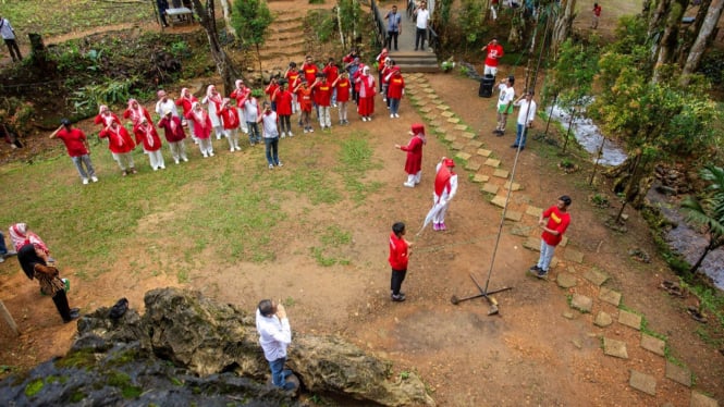 Suasana Upacara HUT RI di Goa Kelelawar Padayo