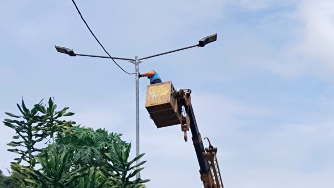 Perbaikan lampu PJU Kota Padang