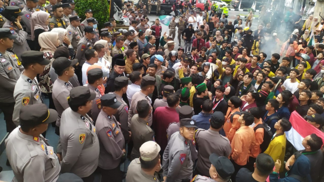 Ratusan massa aksi melakukan demo di depan DPRD Bukittinggi