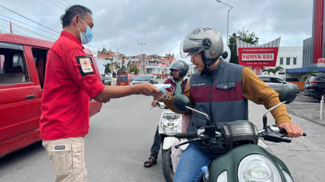 PMI Bukittinggi bagi-bagi masker gratis