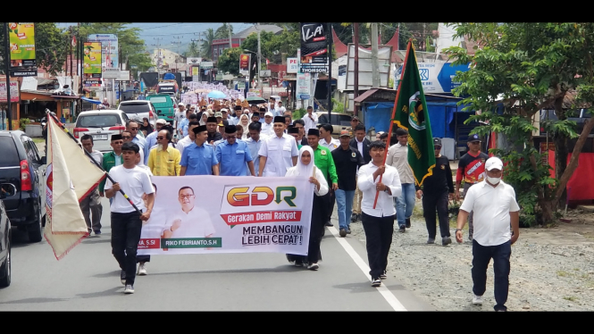 Ribuan massa antarkan Paslon Bupati Lima Puluh Kota Deni-Riko